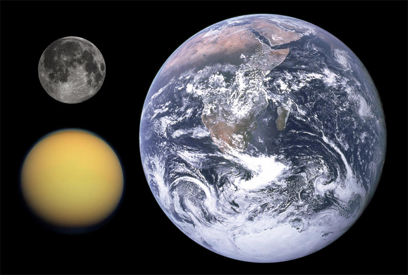 土卫六和月球地球大小对比,可以看到土卫六上拥有浓密的大气层